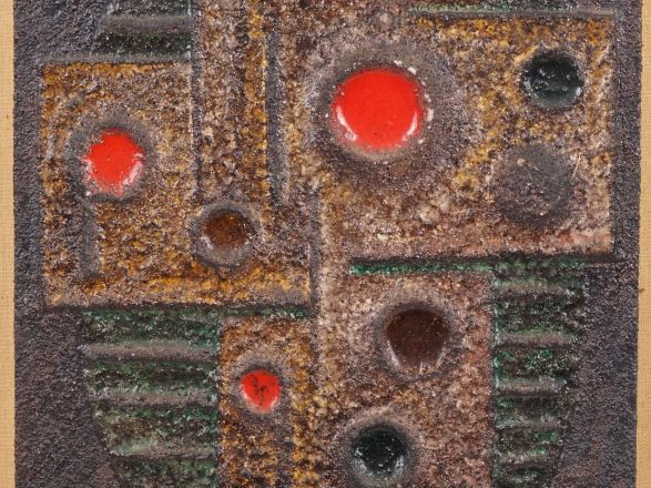 Gilbert PORTANIER.   Plaque en terre émaillée polychrome à décor de mo