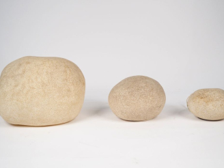 Vente aux enchères André CAZENAVE Atelier A.  3 lampes "galets" en fibre de verre. (3 tai