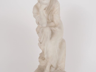 Vente aux enchères PUGI. "La jeune italienne" Sculpture en albatre.  Signée.  H. 46 cm (a
