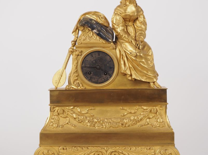Pendule de cheminée Restauration en bronze doré figurant une jeune fil