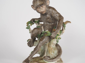 Vente aux enchères Sujet en porcelaine polychrome de Saxe XIXème "le singe aux fruits".  