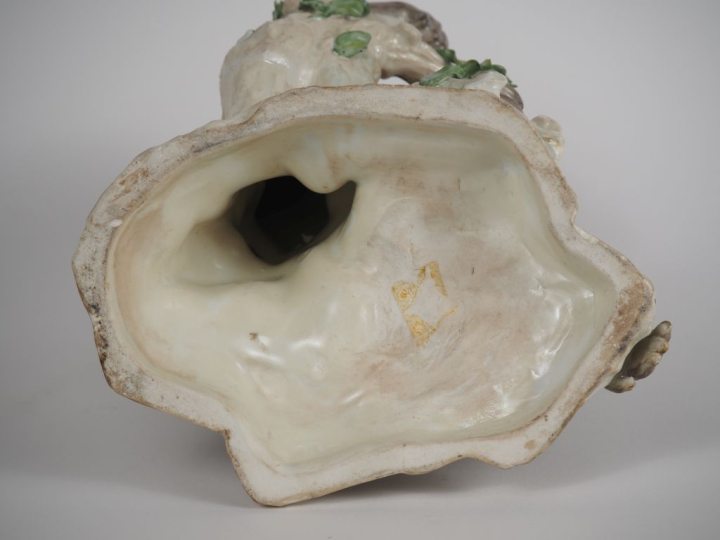 Sujet en porcelaine polychrome de Saxe XIXème "le singe aux fruits".  
