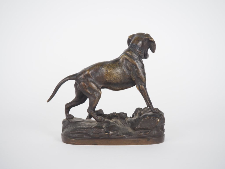 LECOURTIER.  "chien de chasse à l'arrêt devant un lièvre". Sculpture e