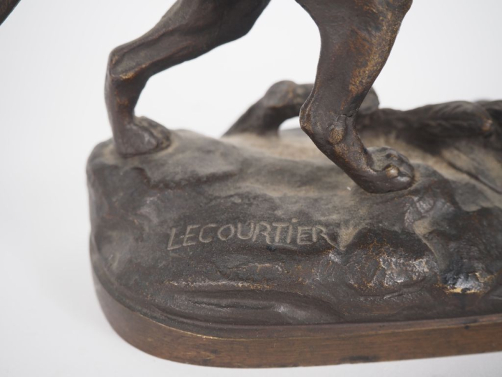 LECOURTIER.  "chien de chasse à l'arrêt devant un lièvre". Sculpture e