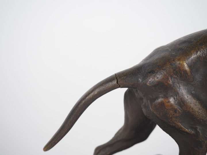 LECOURTIER.  "chien de chasse à l'arrêt devant un lièvre". Sculpture e