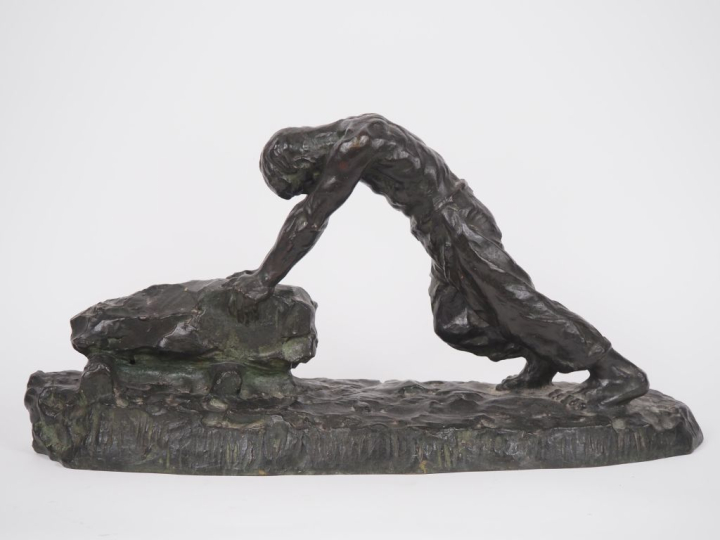 V. DESMARET.  "ouvrier poussant un bloc de pierre" Sculpture en bronze