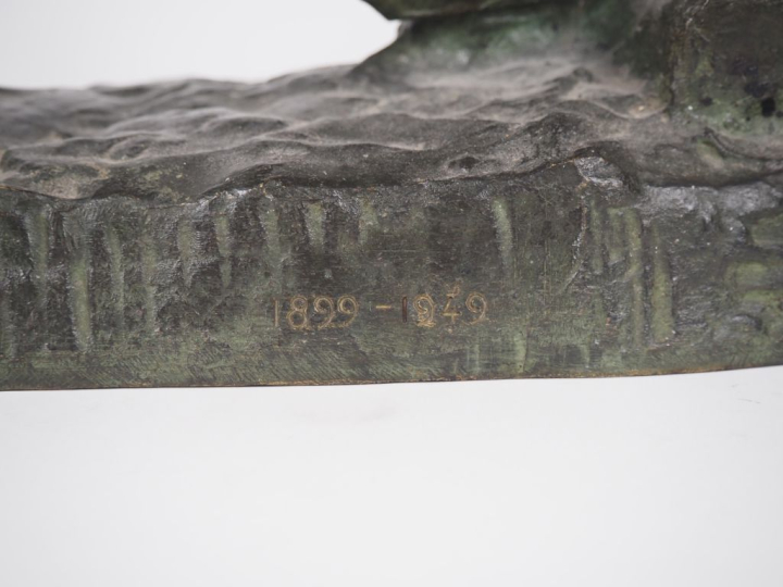 V. DESMARET.  "ouvrier poussant un bloc de pierre" Sculpture en bronze