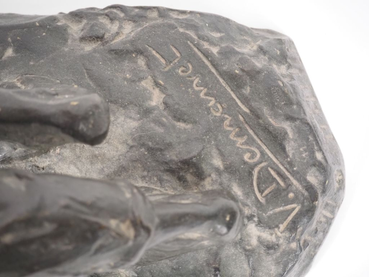 V. DESMARET.  "ouvrier poussant un bloc de pierre" Sculpture en bronze