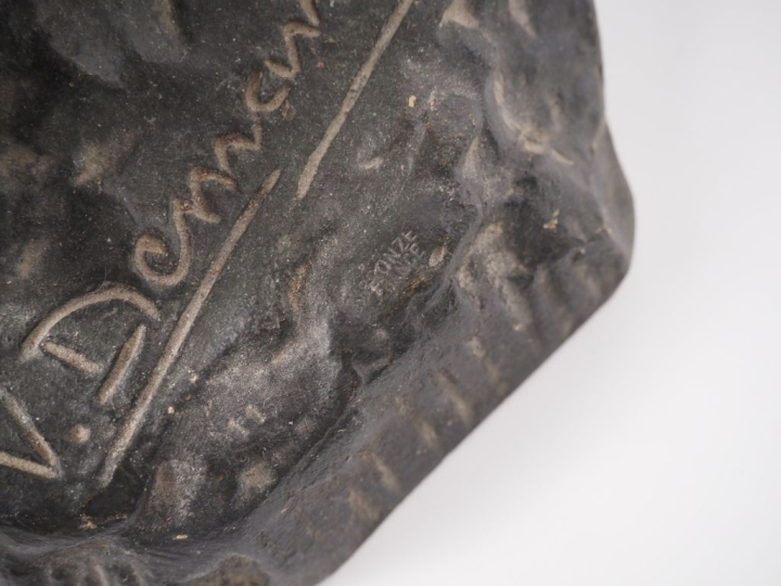 V. DESMARET.  "ouvrier poussant un bloc de pierre" Sculpture en bronze