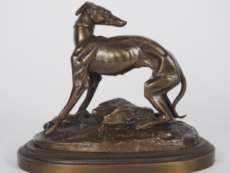 Vente aux enchères T. GECHTER. (d'après) "levrette" Sujet en bronze patiné Dim. 14,5 x 17