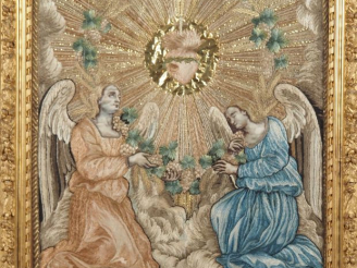 Vente aux enchères Soie brodée XIXème. "Les archanges adorant les Sacré Cœur". Dans un ca