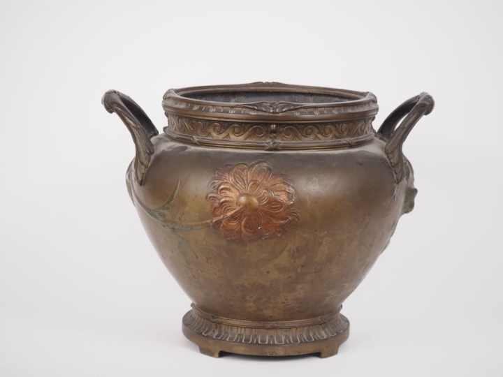 JOUANT.  Grand cache pot Napoléon III en métal patiné , à décor en rel