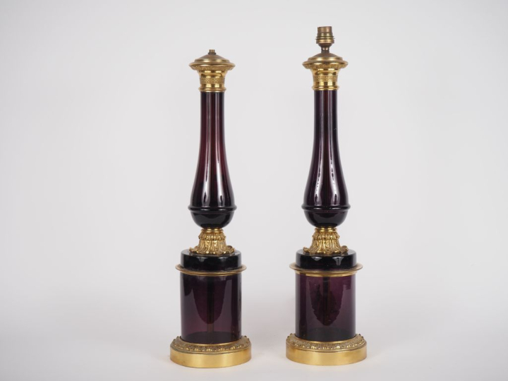 Paire de lampes balustres en verre mauve translucide. Monture en bronz