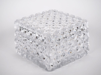 Vente aux enchères Coffret en cristal taillé à décor de croisillons.  Dim. 10,5 x 14,5 x 