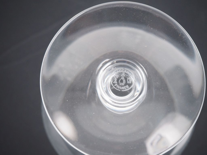 BACCARAT.  9 flutes à champagne 8 verres à cognac On y joint : 8 flute