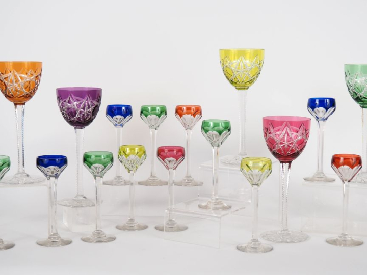 12 verres à liqueur en cristal bicolore  On y joint 5 verres à pied en