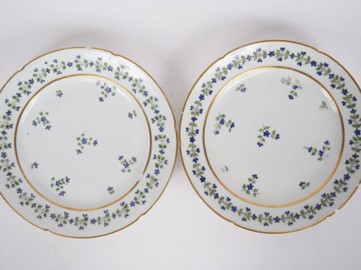 2 assiettes en porcelaine fin XVIIIème, décor au barbeau , Manufacture