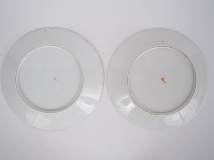 2 assiettes en porcelaine fin XVIIIème, décor au barbeau , Manufacture