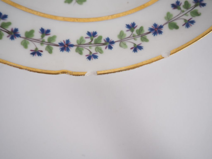 2 assiettes en porcelaine fin XVIIIème, décor au barbeau , Manufacture