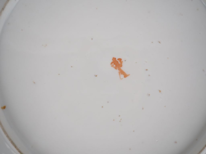 2 assiettes en porcelaine fin XVIIIème, décor au barbeau , Manufacture