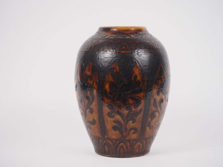 Vase ovoïde en céramique à décor de fleurs et de feuillage noir sur fo
