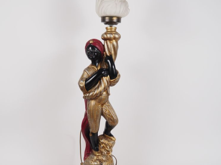 Lampe en plâtre polychrome figurant un maure portant une corne d'abond