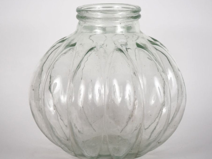 Grand vase boule en verre à côtes en relief. H. 35 cm