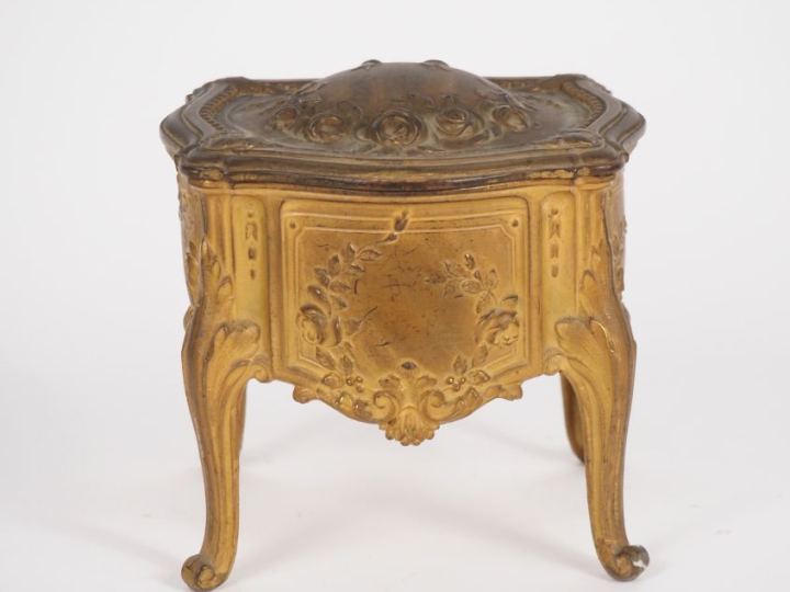 Boîte à bijoux en métal doré en forme de commode de style Louis XV.  D