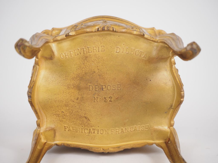 Boîte à bijoux en métal doré en forme de commode de style Louis XV.  D