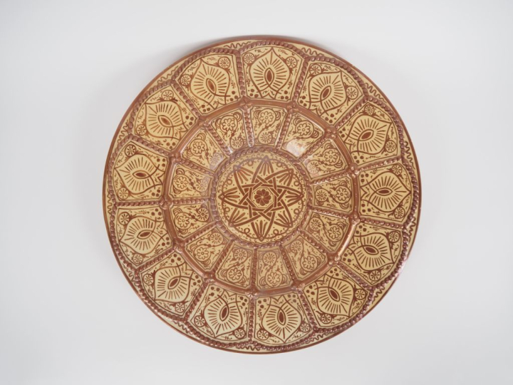 Plat cardinal en faïence de style hispano-mauresque.  Diam.  43 cm (pe