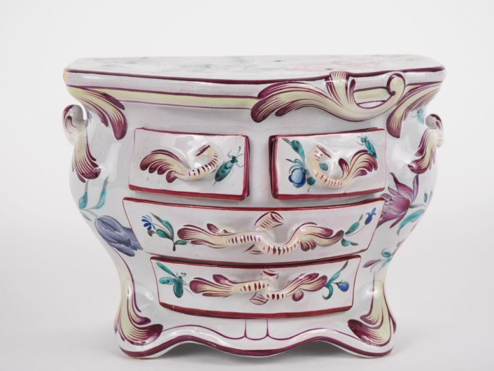 SAINT-CLEMENT. Boîte à bijoux en forme de commode Louis XV en faïence 