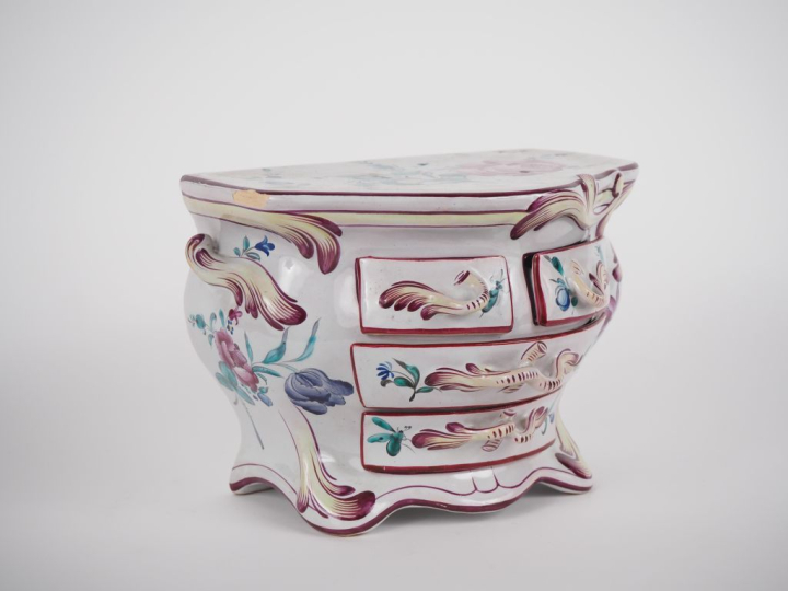 SAINT-CLEMENT. Boîte à bijoux en forme de commode Louis XV en faïence 