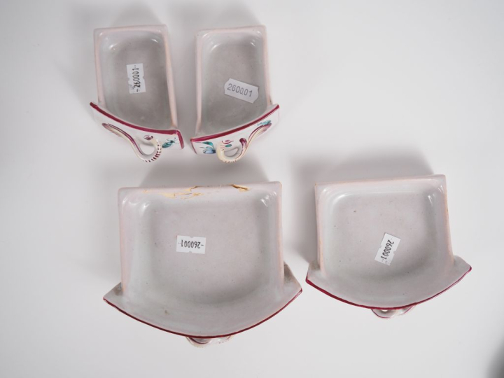 SAINT-CLEMENT. Boîte à bijoux en forme de commode Louis XV en faïence 