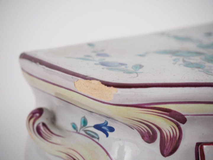 SAINT-CLEMENT. Boîte à bijoux en forme de commode Louis XV en faïence 