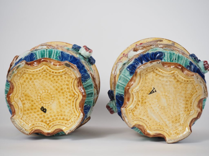 Paire de cache-pots 1900 en barbotine à décor polychrome d'oiseaux et 