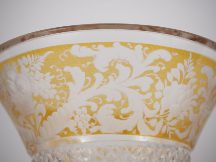 Vase Médicis en cristal de bohème miel ambré et translucide à décor de