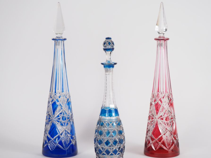 Paire de flacons et flacon bicolore en cristal taillé à décor de motif