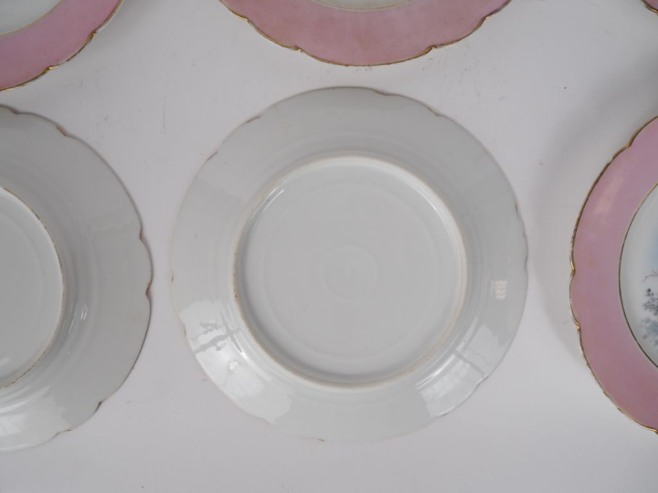Suite de 8 assiettes à dessert en porcelaine fin XIXème à décor polych