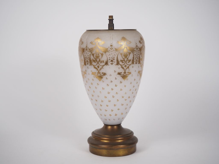 Pied de lampe fin XIXème en opaline blanche à décor doré de rinceaux f