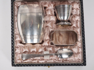 Vente aux enchères Service d'enfant en Maillechort (dans son écrin d'origine) comprenant 