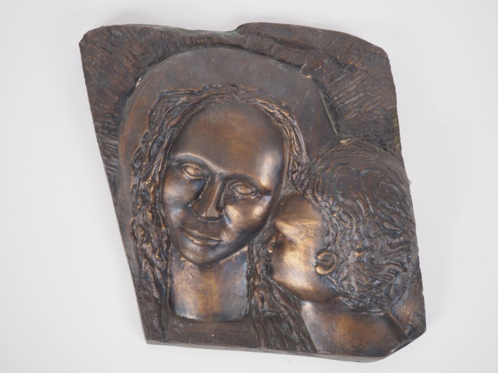 BASTIE.  Plaque en bronze patiné légèrement doré "Maternité". Dim. 27 