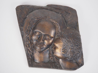 Vente aux enchères BASTIE.  Plaque en bronze patiné légèrement doré "Maternité". Dim. 27 