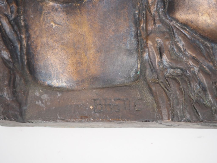 BASTIE.  Plaque en bronze patiné légèrement doré "Maternité". Dim. 27 