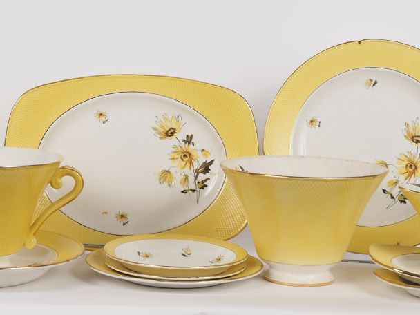 Partie de service en porcelaine de Salens à décor de marguerites et de