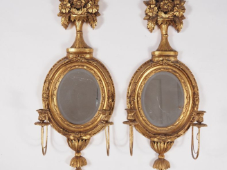Vente aux enchères Paire de miroirs de style Louis XVI en bois doré à décor de fleurs et 