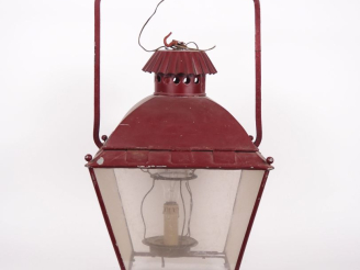 Vente aux enchères Lanterne en tôle rouge. H. 80 cm