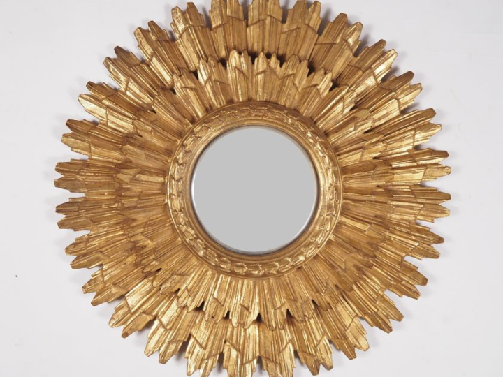 Miroir soleil en bois doré.  Diam. 51 cm