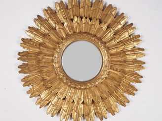 Vente aux enchères Miroir soleil en bois doré.  Diam. 51 cm