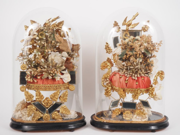 2 différents bouquets de la mariée Napoléon III sous globe. (bon état)