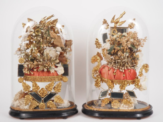 Vente aux enchères 2 différents bouquets de la mariée Napoléon III sous globe. (bon état)